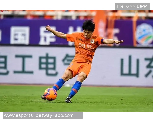 老足球明星的辉煌岁月回顾:从绿茵场到传奇人生的蜕变与传承 老足球明星的辉煌岁月回顾:从绿茵场到传奇人生的蜕变与传承